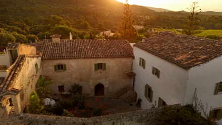 Patio de Ca’n Beneït al atardecer